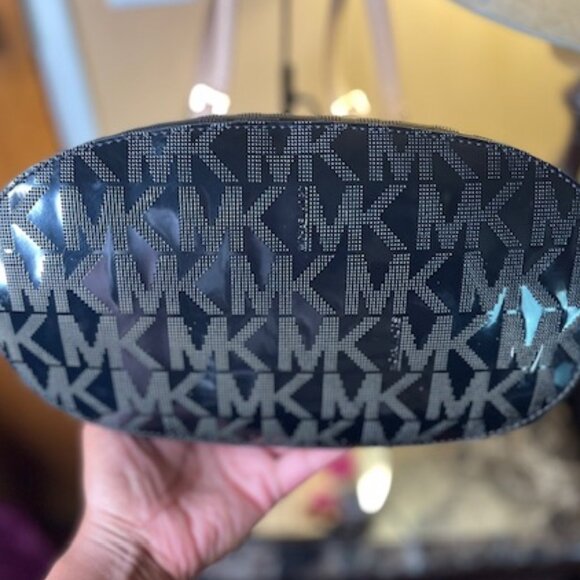 MICHAEL KORS, EUC PATENT LEATHER HANDBAG AND WALLET - Picture 6 of 9